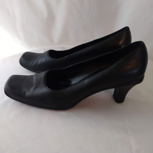Kenneth Cole Reaction Black Leather Pump - Picture 5 of 10
